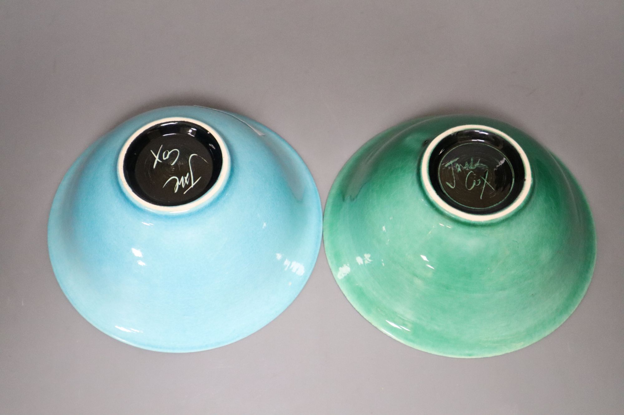 Two contemporary bowls by Jane Cox, diameter 15cm